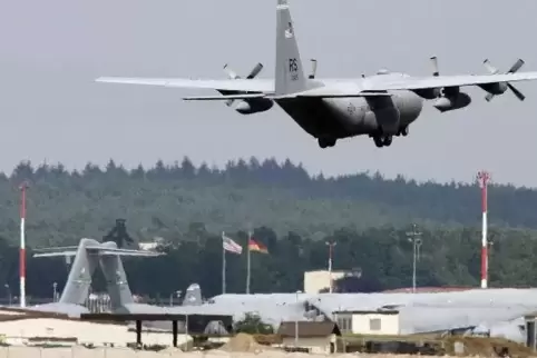  Eine Transportmaschine der US-Luftwaffe über der Air Base Ramstein. 
