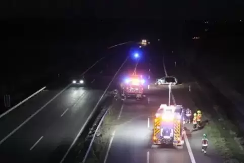 Aus dem Korb der Feuerwehr-Drehleiter fotografiert: die Unfallstelle auf der B9 zwischen den Anschlussstellen Schifferstadt/Wald