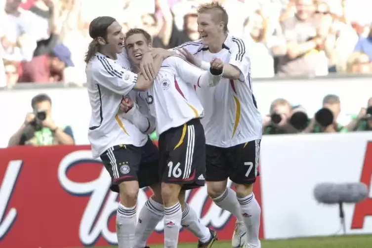Da war noch alles Sommermärchen: Philipp Lahm (Mitte) wird bei der WM 2006 zu seinem Treffer gegen Costa Rica beglückwünscht.