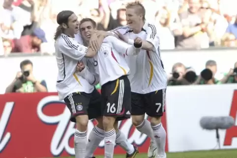 Da war noch alles Sommermärchen: Philipp Lahm (Mitte) wird bei der WM 2006 zu seinem Treffer gegen Costa Rica beglückwünscht.