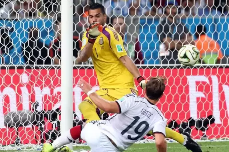 &bdquo;Mach ihn. Er macht ihn!&ldquo; Mario G&ouml;tze schie&szlig;t Deutschland gegen Argentinien zum WM-Titel 2014. 