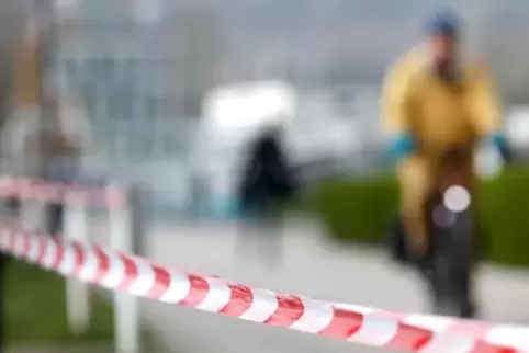 Die Polizei schaut genau hin, ob die Bürger die Vorschriften beachten. Die Polizei schaut genau hin, ob die Bürger die Vorschriften beachten.