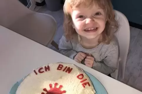 Mit der Botschaft auf der Torte möchte die Mutter von Malia in den sozialen Medien über die momentane Situation der Betroffenen 
