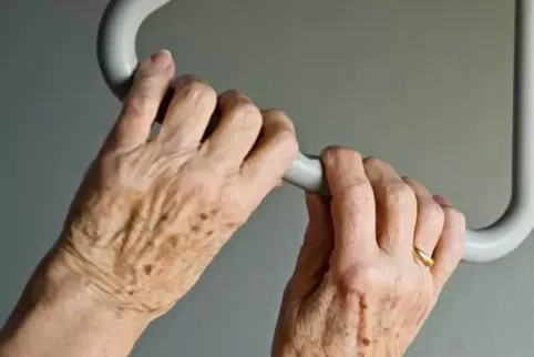 Pflegebedürftige müssen besonders vor einer Infektion mit dem Coronavirus geschützt werden. 