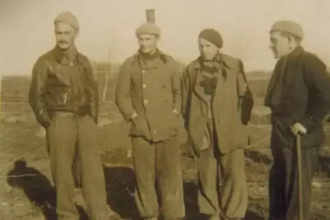 Walter Noe (links) in einem französischen Internierungslager.
