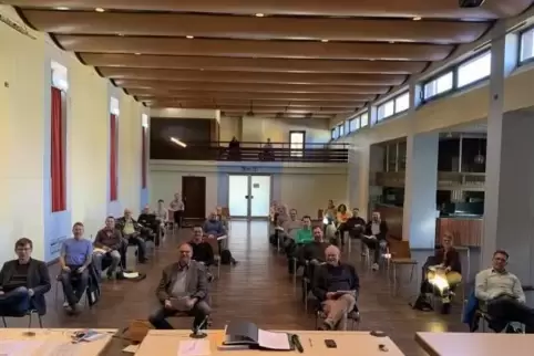 Bei ihrer Sitzung im Oberbexbacher Volkshaus halten die Stadtratsmitglieder Abstand. Bei ihrer Sitzung im Oberbexbacher Volkshaus halten die Stadtratsmitglieder Abstand.