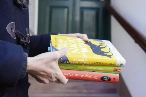 Lieferdienste bringen die ausgeliehenen Bücher bis vor die Haustür. 
