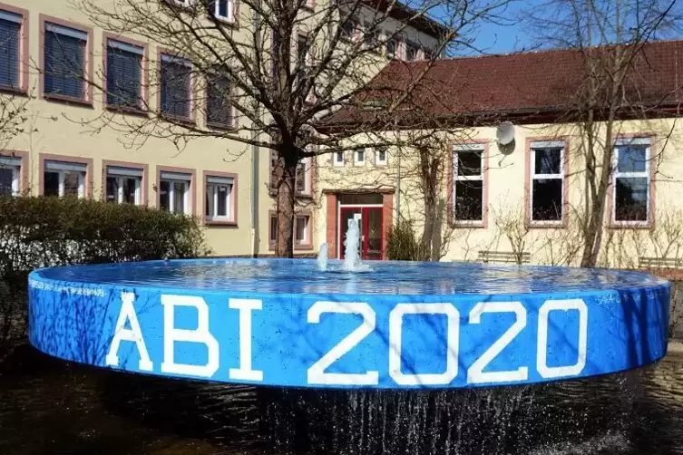 Rechts: Ein Projekt, das den Abiturienten am Herzen gelegen hat, konnten sie noch zu Ende bringen: Dem Brunnen im Schulhof haben