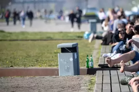 Menschen machen es sich am Samstag in Mainz bei angenehmen Temperaturen am Rheinufer gemütlich. Dort wurden landesweit auch die 