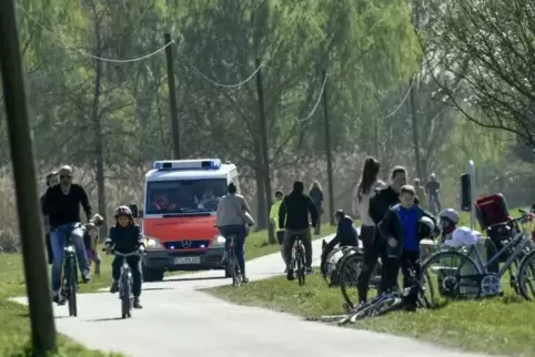 Ganz schön was los am Kleinen Wald: ein Wagen des Deutschen Roten Kreuzes bei seiner Lautsprecher-Rundfahrt.