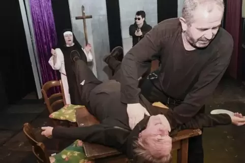 Die verbleibenden sechs Spieltermine der Krimikomödie „Guns’n’Nuns“, hier bei der Premiere mit (von links) Heiderose Henker, Tho