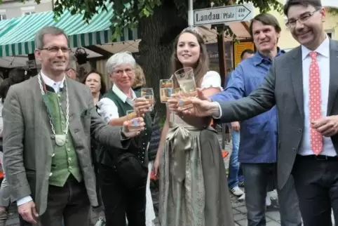 Ein Foto aus besseren Tagen: Weinfesteröffnung in Landau an der Isar, mit dem bayrischen Ex-Bürgermeister Helmut Steiniger (link