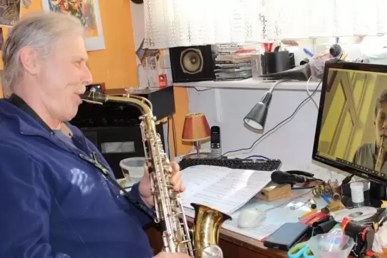 Musiklehrer Thomas Girard spielt mit Schüler Michael Kormann übers Internet Altsaxophon. 