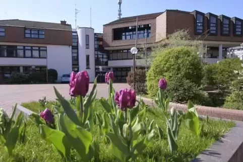 Blumiger Osterschmuck vor dem Rathaus. Bauauschuss im Rathaus. Trotz Corona.