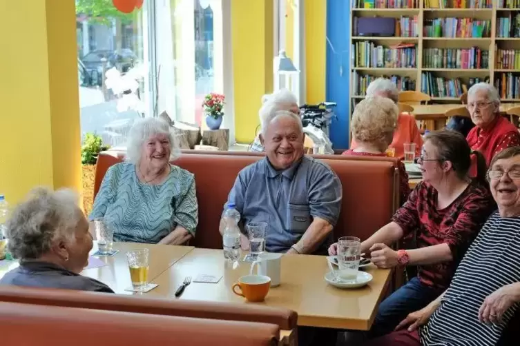 Im DRK-Mehrgenerationenhaus in der Maxstraße treffen sich Senioren öfter - wie hier 2019. Zurzeit wegen Corona allerdings nicht.