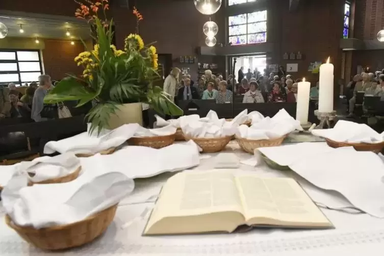 Gottesdienste mit vielen Gläubigen – wie hier beim Jubiläum des Ökumenischen Gemeindezentrums im Pilgerpfad – wird es an den kom