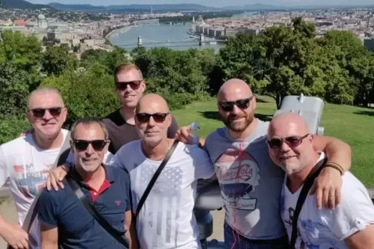 Sechs Freunde, die Gutes tun möchten: die Buwe (von links) Christian Theis, Volker Washeim, Dominik Euler, Uwe Hochscheid, Steff