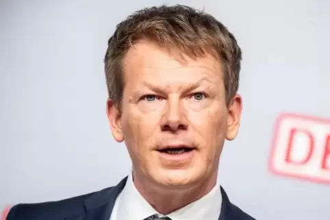 Bahnchef Richard Lutz will trotz der Corona-Krise an den geplanten Zukunftsinvestitionen festhalten. 