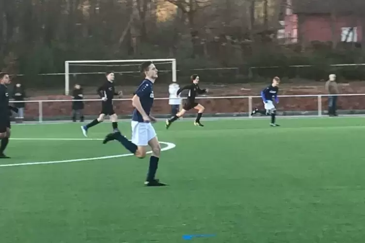 Fabio Appelsh&auml;user im &bdquo;normalen Leben&ldquo;. Da ackert er f&uuml;r die B-Jugend des SV Rodenbach.