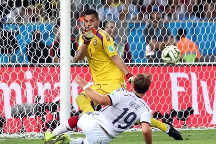 Mario Götze schießt Deutschland zum WM-Titel 2014.