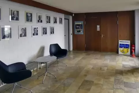 Die Tür zum Bobenheim-Roxheimer Ratssaal bleibt vorerst zu. Denn auch die Kommunalpolitiker sollen sich wegen der Pandemie nicht