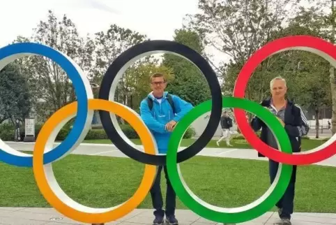 Peter Conrad (re.) und Asmus Kaufmann in den Olymischen Ringen vor dem Olympiastadion in Tokio.