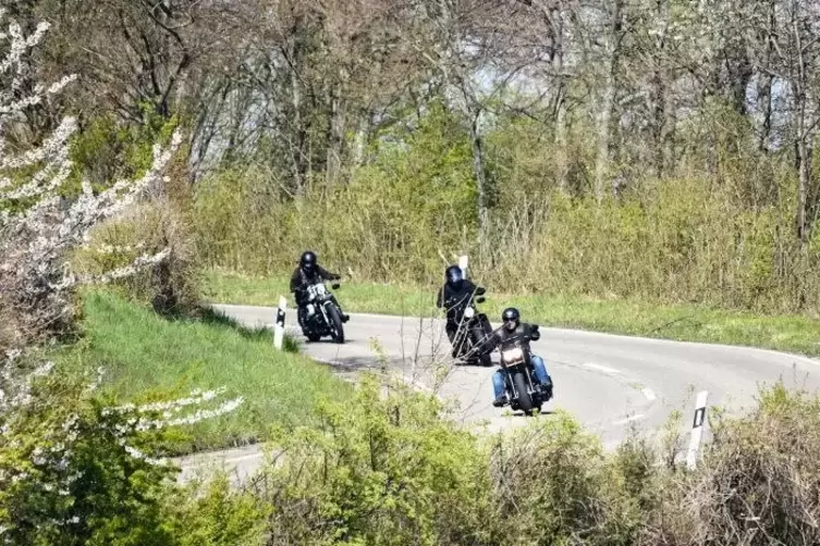 Freie Fahrt: Motorradfahrer heizten auf den leeren Stra&szlig;en.