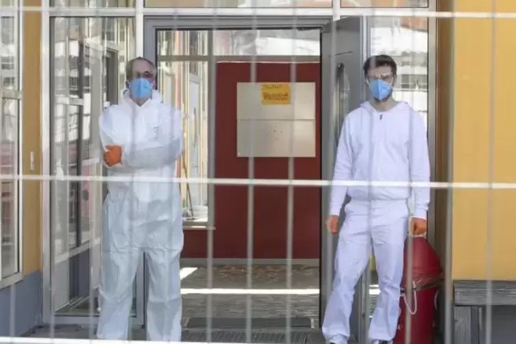 Ausgestattet: (von links) Ulrich Frankenberger und Jonas Fr&ouml;hlich warten auf Patienten. 