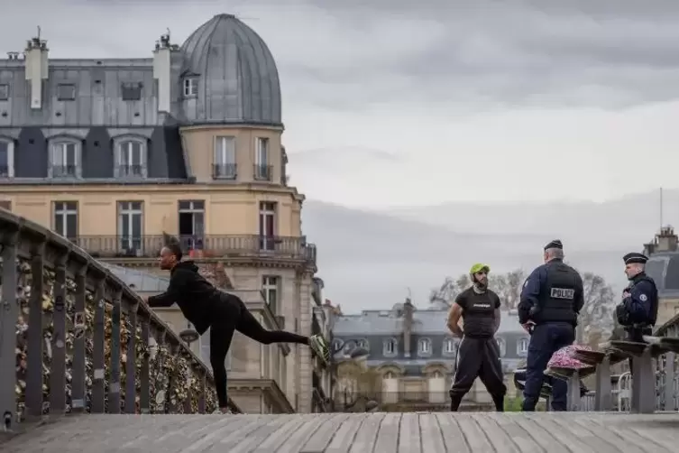 Paris: Athleten werden auf einer Brücke von der Polizei kontrolliert.