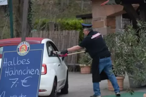Einen „Drive-in“ hat der Dahner Gastronom Matthäus Burkhart eingerichtet. 
