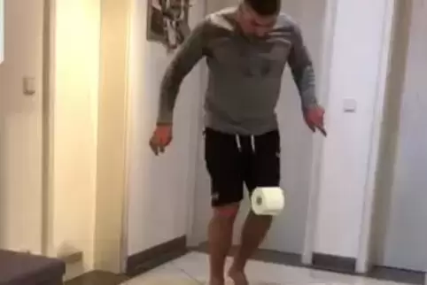 Wer schafft mehr? Uwe Wolf hat zu Hause im Flur 60 Klopapierrollen-Kicks hinbekommen. Barfuß. 
