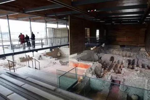 Die Museumshalle über den Ruinen eines römischen Badehauses (Thermen) liegt auf französischem Gebiet. Deutsche dürfen dort jetzt Die Museumshalle über den Ruinen eines römischen Badehauses (Thermen) liegt auf französischem Gebiet. Deutsche dürfen dort jetzt