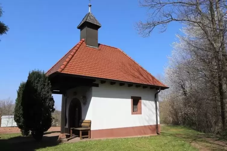 Die Kapelle steht auf einer Anhöhe zwischen Völkersweiler und Gossersweiler-Stein. 