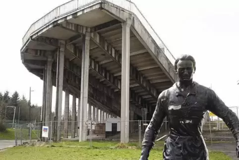 Ein Großvorhaben der nächsten Jahre in Neunkirchen wird die Sanierung des Ellenfeld-Fußballstadions für 2,7 Millionen Euro sein. Ein Großvorhaben der nächsten Jahre in Neunkirchen wird die Sanierung des Ellenfeld-Fußballstadions für 2,7 Millionen Euro sein.