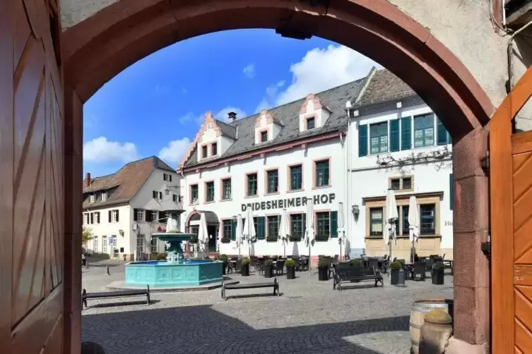 Gähnende Leere: der Marktplatz in Deidesheim mit dem Deidesheimer Hof. 