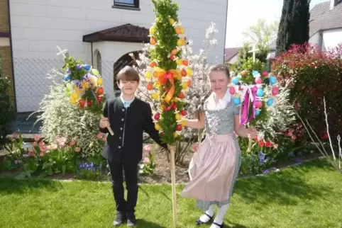 Aeneas und Katharina Frenzel aus Einselthum haben zusammen mit ihrer Familie im heimischen Garten „Palmen“ gebastelt.