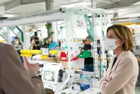 Die rheinland-pfälzische Ministerpräsidentin Malu Dreyer (SPD) besichtigt beim Medizingerätehersteller Fritz Stephan die Produkt