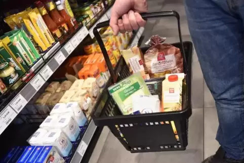 Junge Leute aus dem Dorf gehen für Risikopatienten einkaufen. 