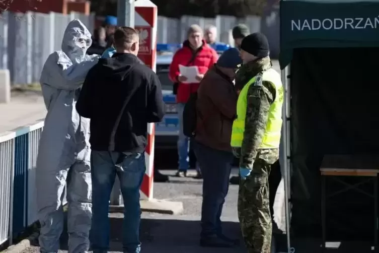 Fiebermessung an der Nei&szlig;e-Br&uuml;cke in G&ouml;rlitz: Die Grenzkontrollen zwischen Polen und Deutschland sind versch&auml;rft.