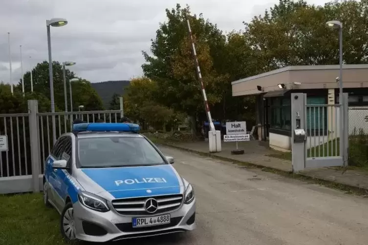 Von der Polizei gesichert: der Eingang zum Cyberbunker in Traben-Trarbach. 