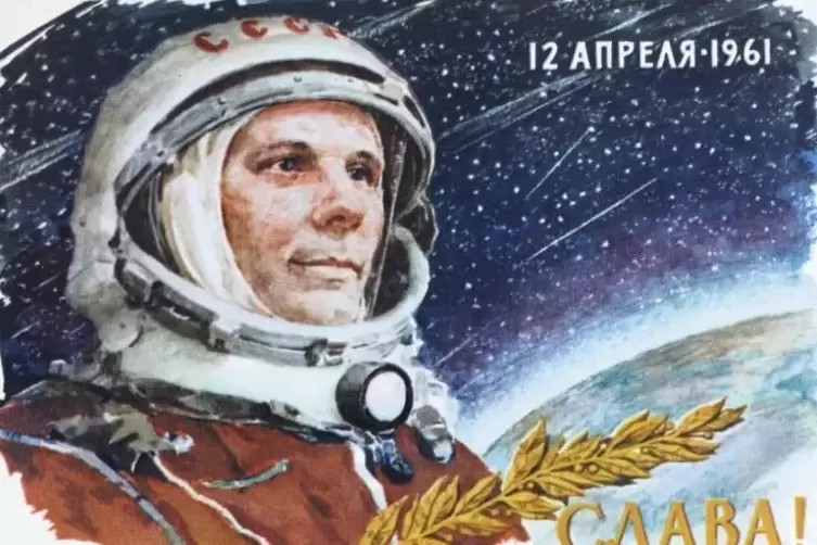 Ein Plakat mit der Aufschrift „Ruhm“ erinnert an Gagarins Flug um die Erde. 