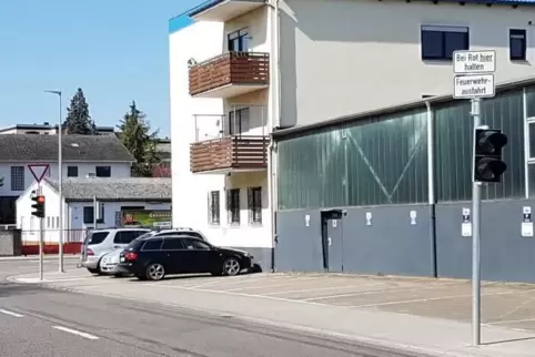 Bisherige Situation: vorne ist rot, hinten stehen Autofahrer. Bisherige Situation: vorne ist rot, hinten stehen Autofahrer.