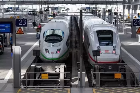 Wegen der Corona-Krise sind deutlich weniger Fahrgäste in den Zügen der Deutschen Bahn.
