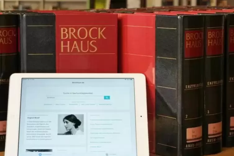 Nachschlagen in der digitalen Version des Brockhaus-Lexikons können Inhaber eines Büchereiausweises.
