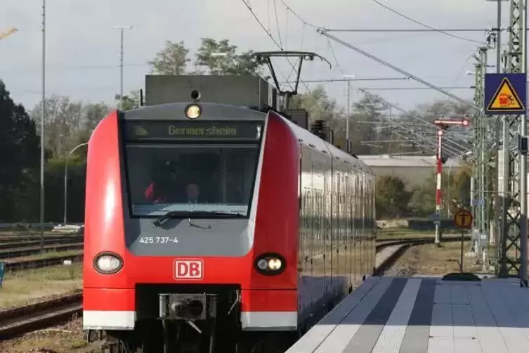 Triebwagen der S-Bahn Rhein-Neckar fahren nun erstmals im Zwei-Stunden-Takt zwischen Germersheim (Foto) und Karlsruhe. 