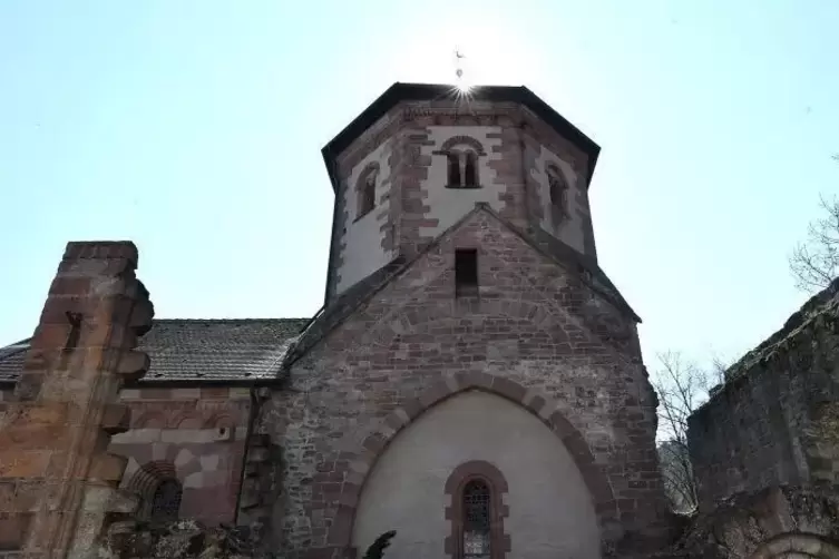 Altes Gemäuer trifft Moderne: Der Gottesdienst in der Seebacher Kirche wird live im Internet übertragen. 