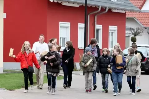 An den glockenfreien Tagen der Karwoche ziehen in Ramstein die Messdiener der beiden katholischen Kirchengemeinden mit Ratschen 
