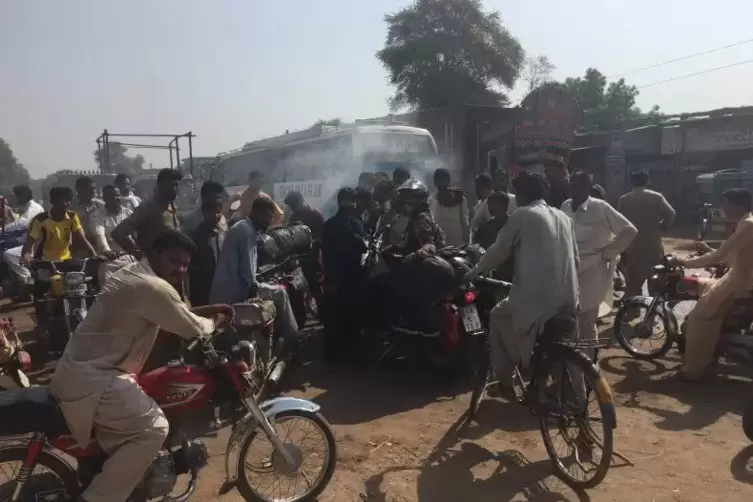 Aufsehenerregender Auftritt: Motorradfahrerin Miriam Maurer in Pakistan.