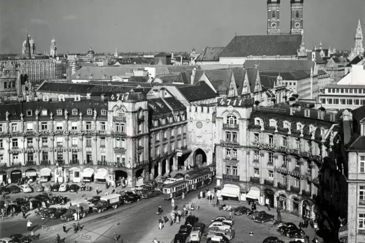 München in den 1950ern: Die Menschen hungern, aber am Karlsplatz, dem „Stachus“, rollt schon der Verkehr.