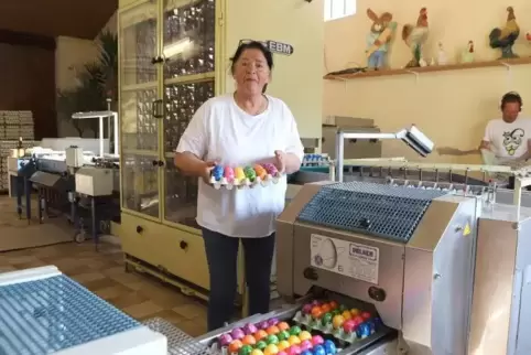 Jutta Tschirner an der Eierfärbemaschine, die diesmal ohne Zuschauer Eier färbt.